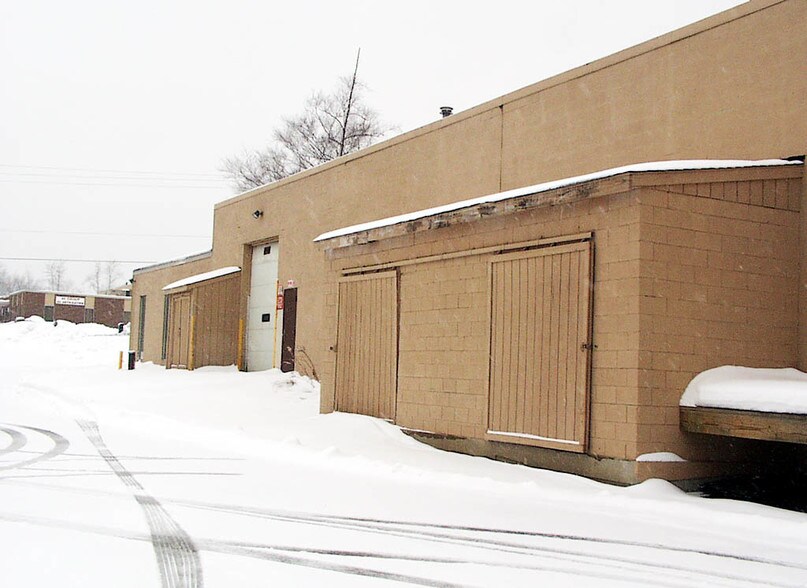 More Photos Of 16855 Park Circle Dr, Bainbridge Village Warehouse For Lease