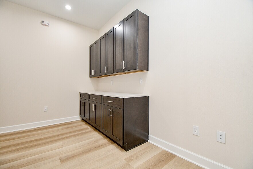 More Photos Of 1325 Main St, Katy Office For Lease