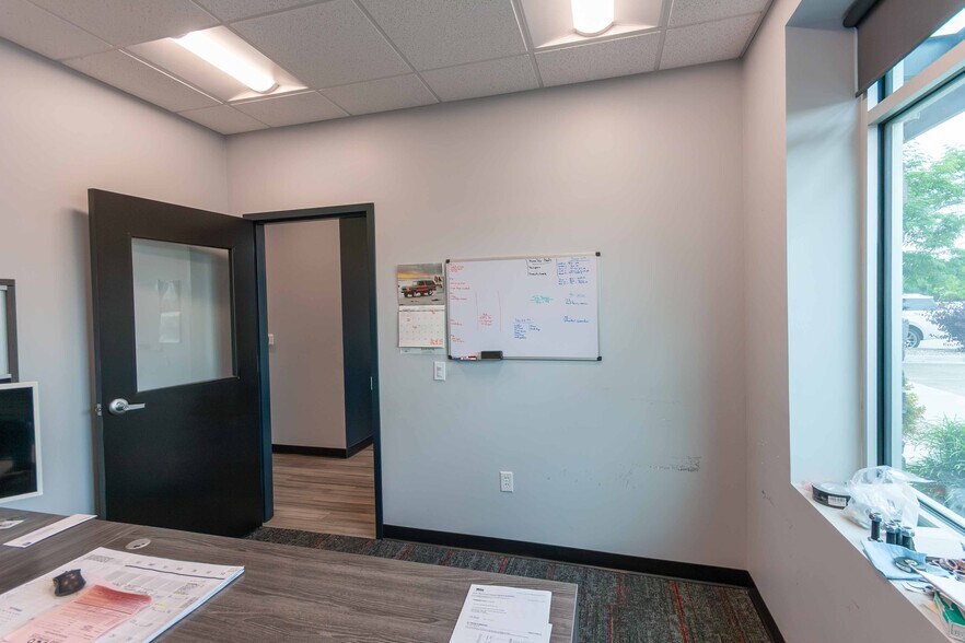 More Photos Of 7292 Greenridge Rd, Windsor Warehouse For Lease