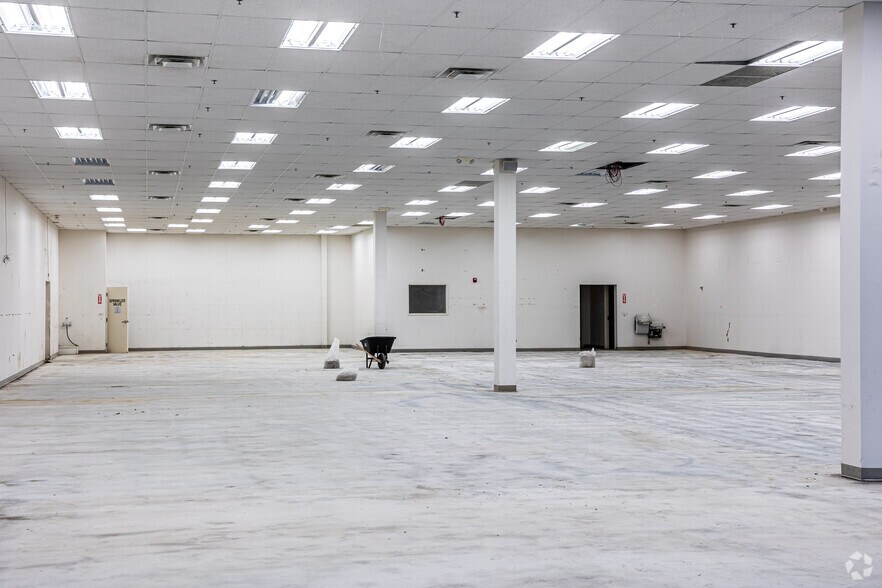 More Photos Of 8030 W 151st St, Overland Park Unknown For Lease