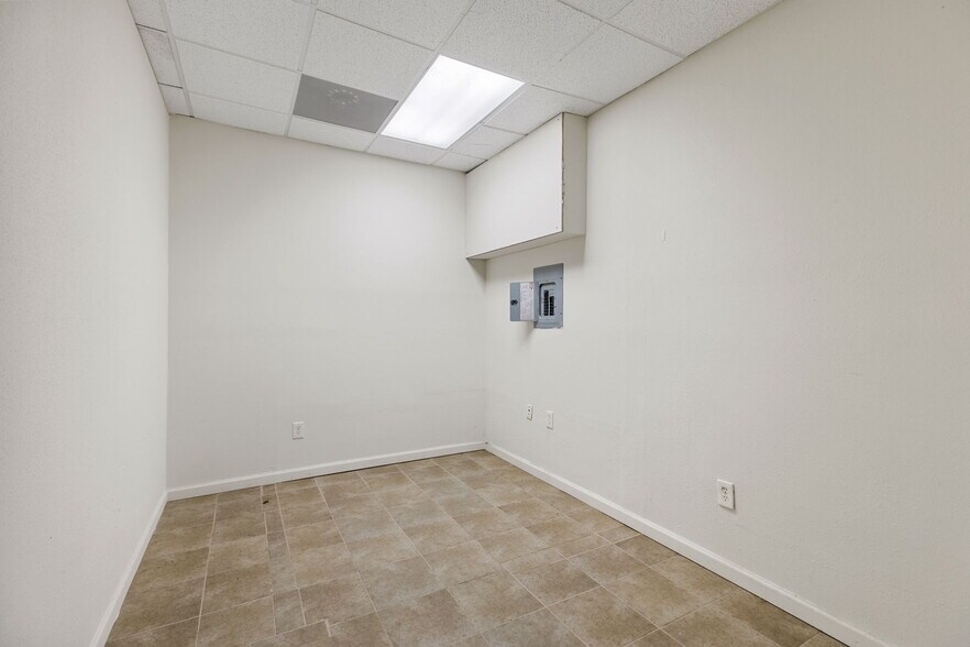 More Photos Of 40648 Hwy290 Business, Waller Office For Sale