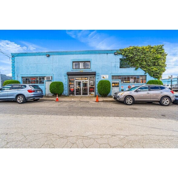 Primary Photo Of 75 Windsor Ave, Mineola Warehouse For Sale