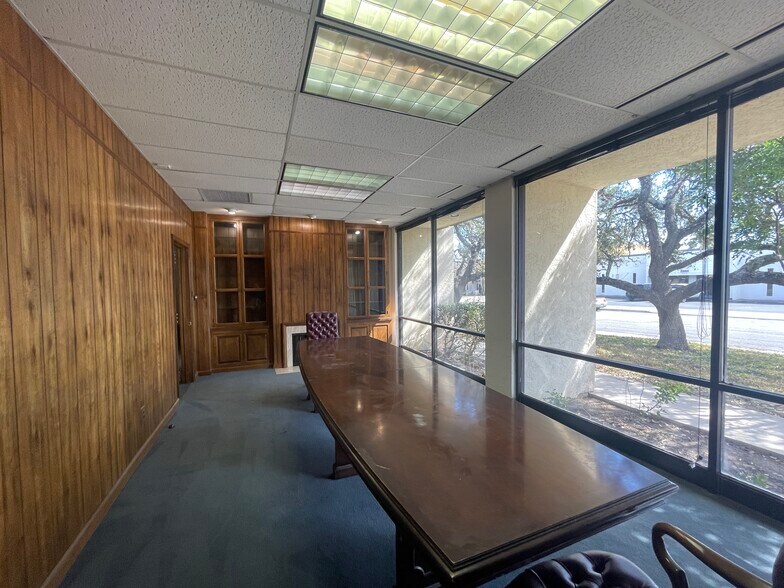 More Photos Of 4355 Centergate St, San Antonio Light Distribution For Lease