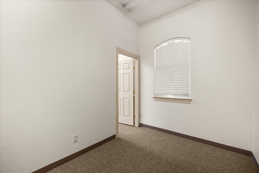 More Photos Of 1305 Paluxy Rd, Granbury Medical For Sale