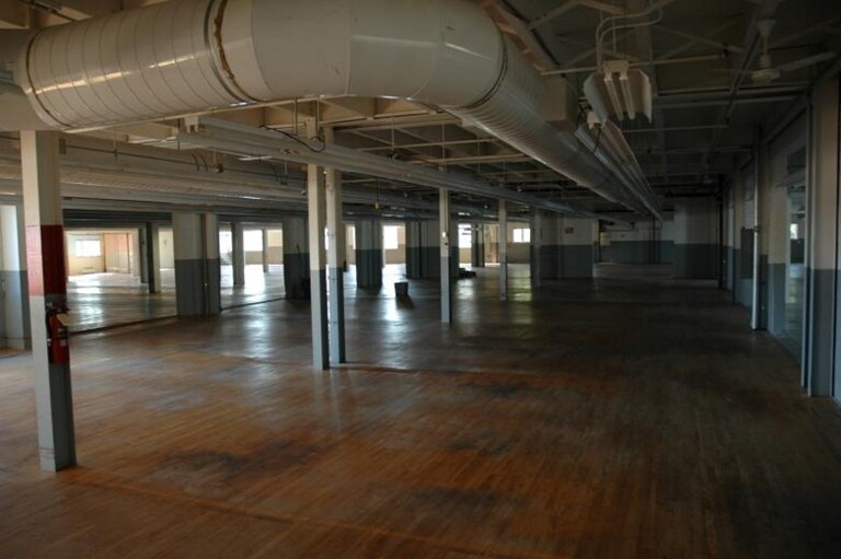 More Photos Of 902 E 2nd St, Winona Flex For Sale