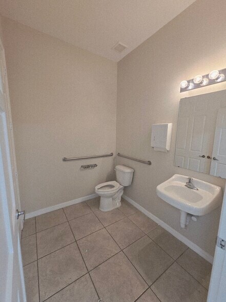 More Photos Of 1708 Lexington Green Ln, Sanford Medical For Lease