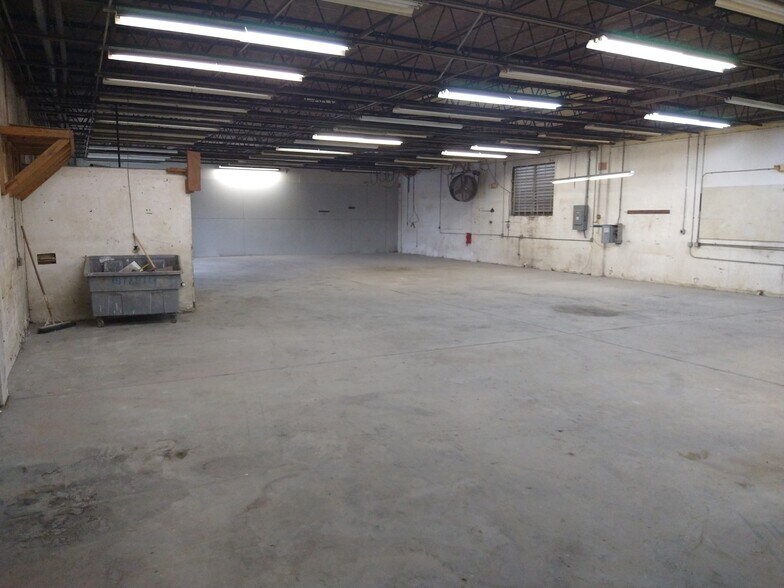 More Photos Of 4451 8th Ave S, Saint Petersburg Manufacturing For Lease