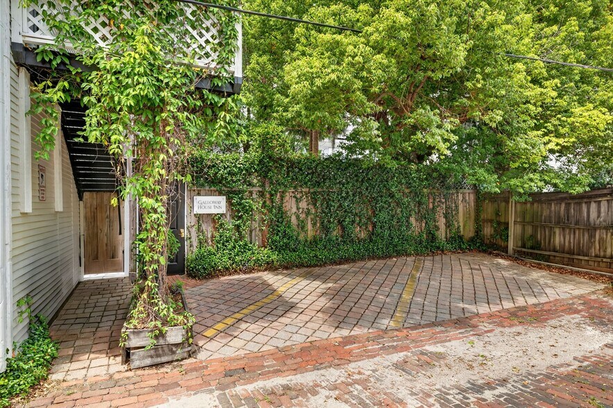 More Photos Of 107 E 35th St, Savannah Office For Sale