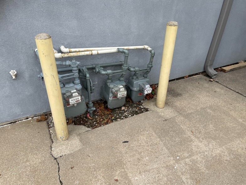 More Photos Of 421 S Addison Rd, Addison Storefront Retail Office For Lease