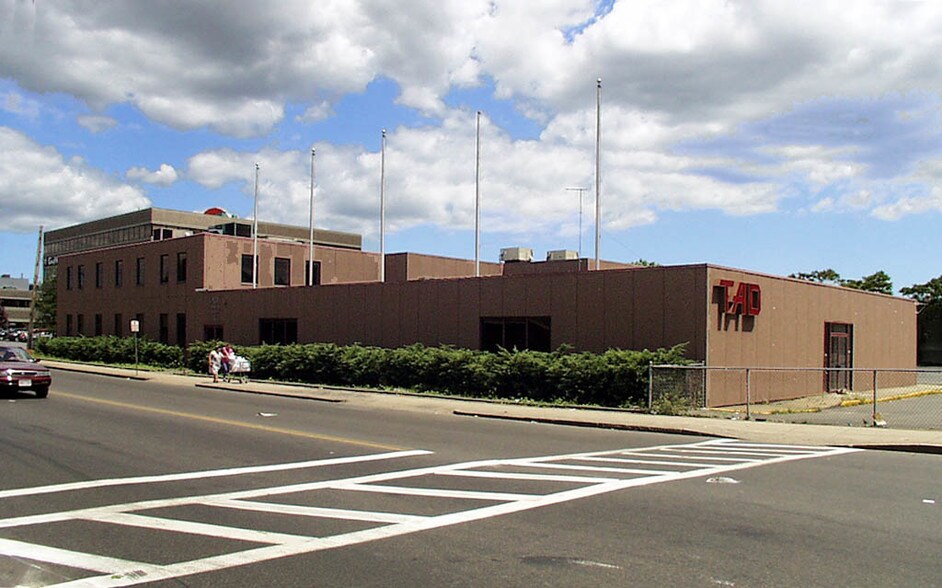 Primary Photo Of 45-47 Spruce St, Chelsea Light Distribution For Lease