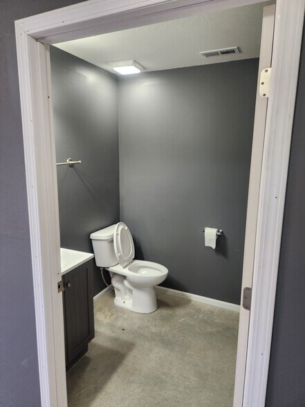 More Photos Of 64 Paradise Rd, Strafford Light Manufacturing For Sale