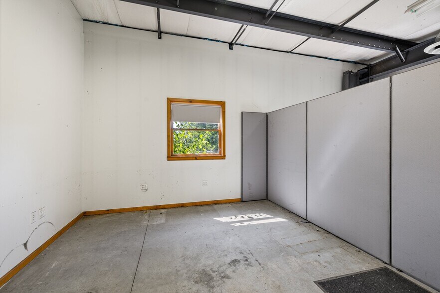 More Photos Of 9505 Emahiser rd, Caledonia Distribution For Sale