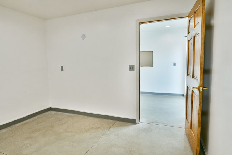 More Photos Of 3019 Parkman Rd NW, Warren Flex For Sale
