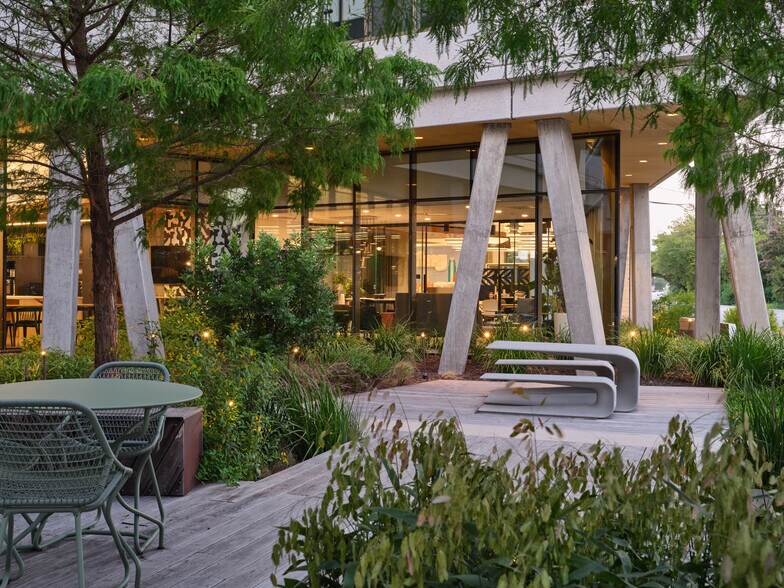 More Photos Of 3232 E Cesar Chavez St, Austin Unknown For Lease