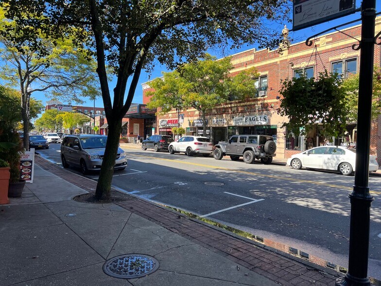 More Photos Of 90 E Main St, Patchogue Freestanding For Lease