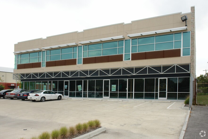 More Photos Of 700 Durham Dr, Houston Storefront For Lease