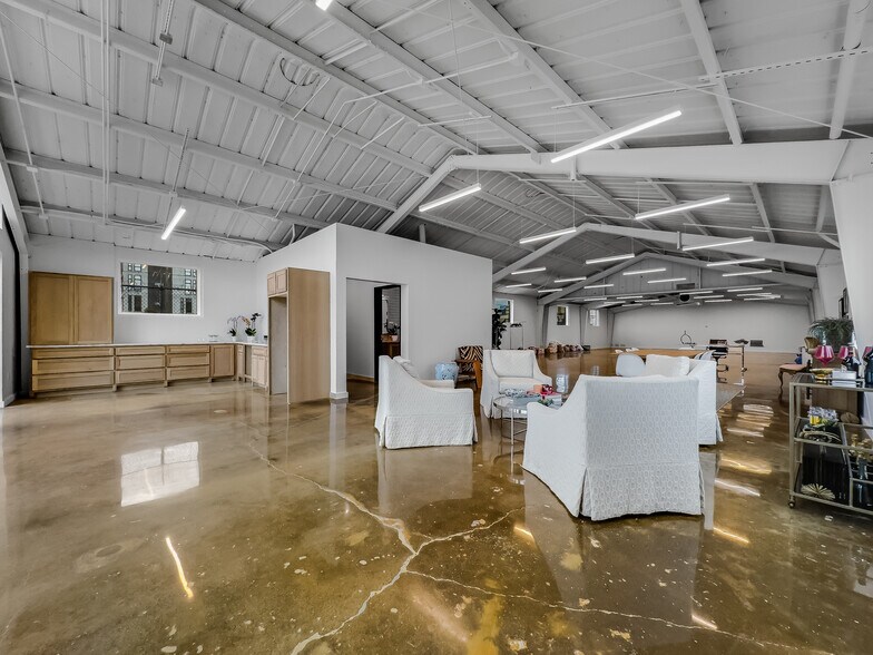 More Photos Of 2330 Langford St, Dallas Storefront For Sale