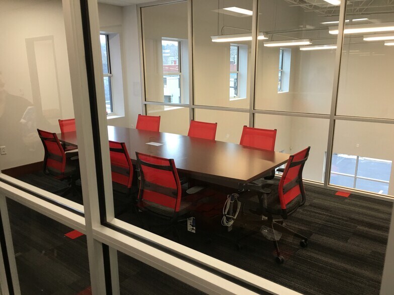 More Photos Of 23 W Pike St, Houston Storefront Retail Office For Lease