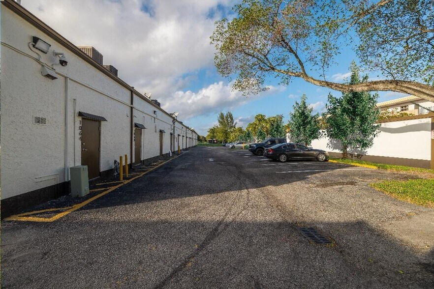 More Photos Of 1120 Sunset Strip, Sunrise Freestanding For Lease