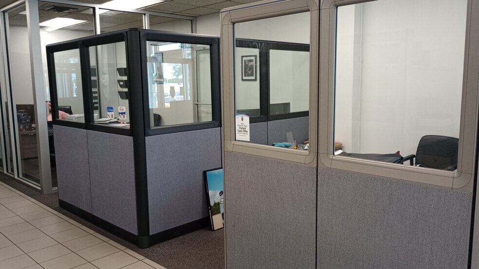More Photos Of 520 W Kimberly Rd, Davenport Auto Dealership For Lease