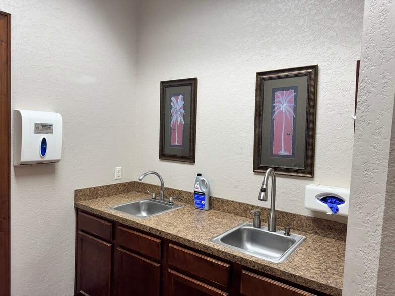 More Photos Of 2400 Hooks St, Clermont Medical For Lease