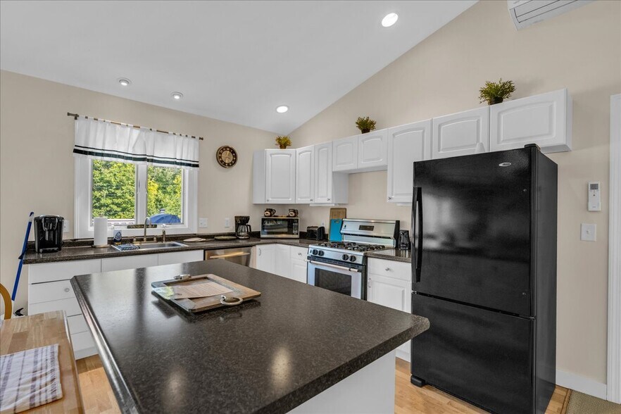 More Photos Of 608 Atlantic Hwy, Northport Freestanding For Sale