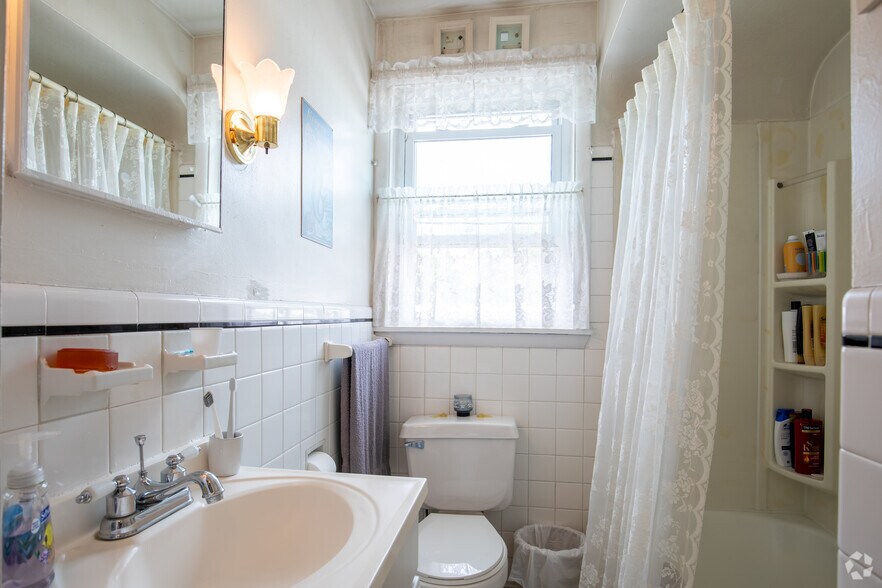 More Photos Of 13-15 Center Pl, Dundalk Storefront Retail Residential For Sale