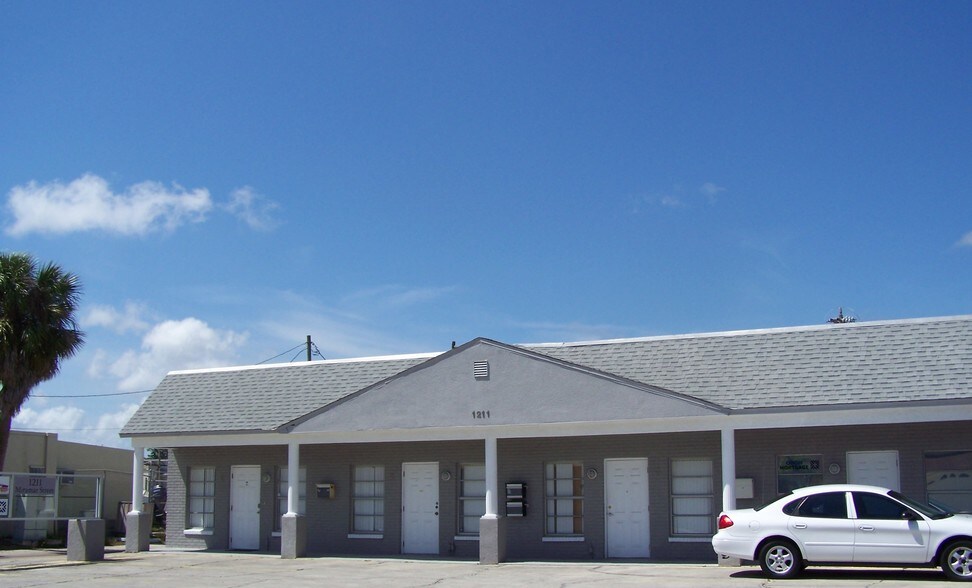 More Photos Of 1211 Miramar St, Cape Coral Office For Sale