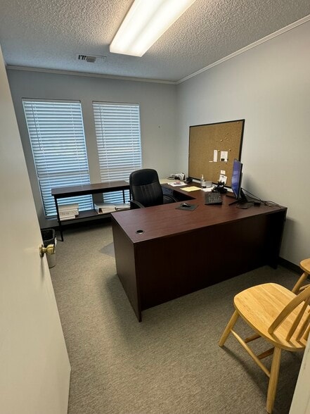 More Photos Of 11638 Sunbelt Ct, Baton Rouge Light Distribution For Lease