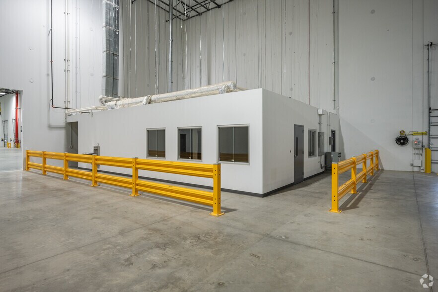 More Photos Of 2004 Moore Duncan Hwy, Moore Manufacturing For Lease