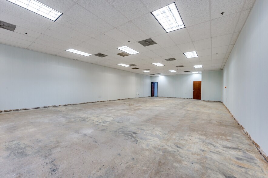 More Photos Of 1000 W Crosby Rd, Carrollton Warehouse For Lease
