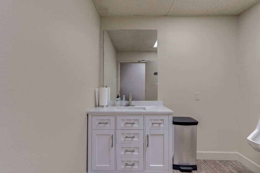 More Photos Of 1312 Texas Ave, Lubbock Office For Sale