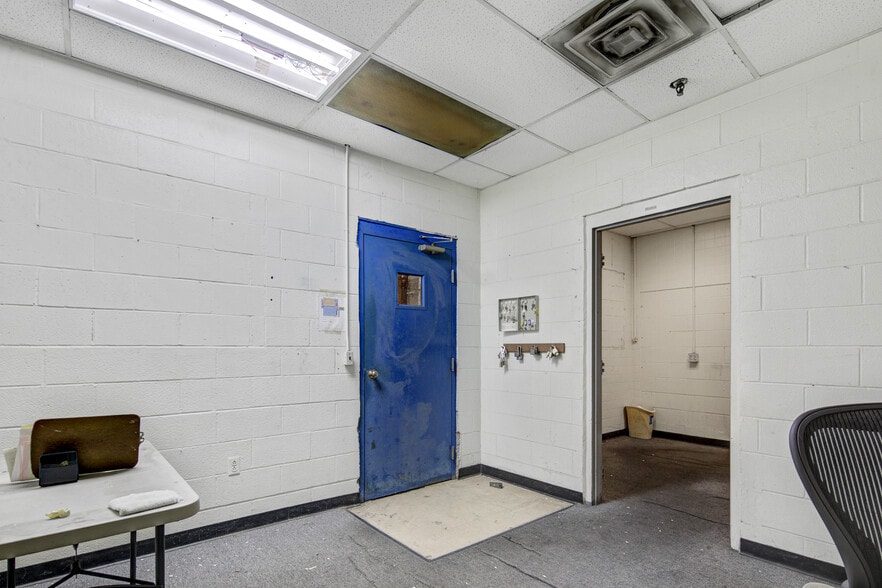 More Photos Of 3036 Gillespie St, Fayetteville Manufacturing For Lease