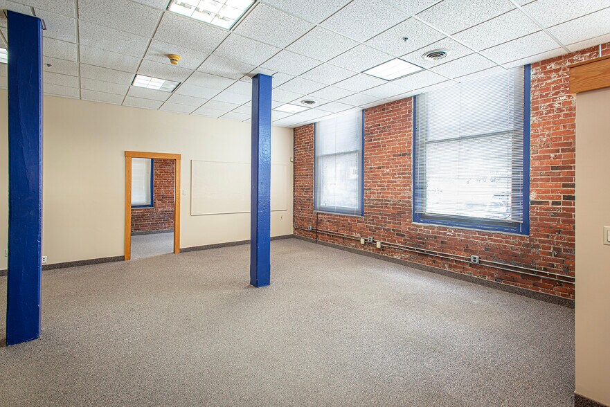 More Photos Of 320 Riverside Dr, Florence Office For Sale