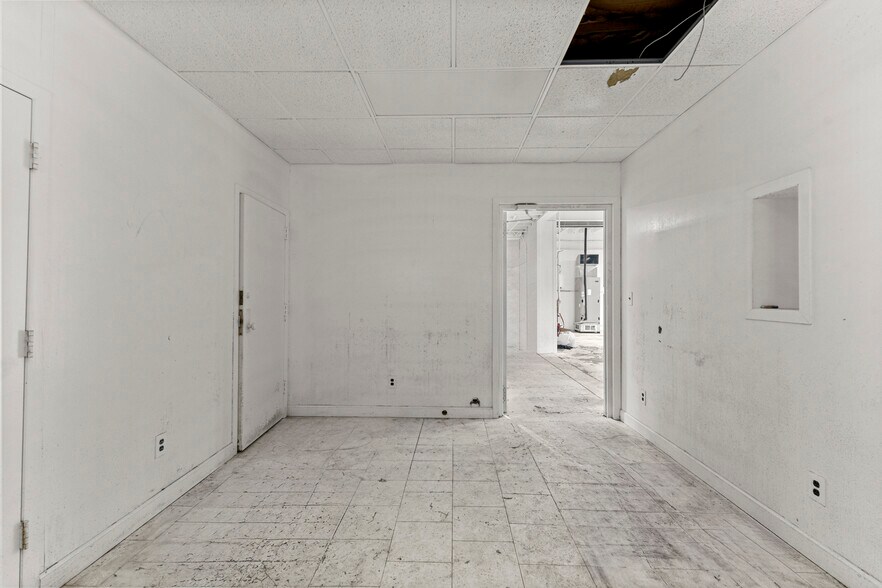 More Photos Of 5420 Oakman Blvd, Dearborn Warehouse For Sale