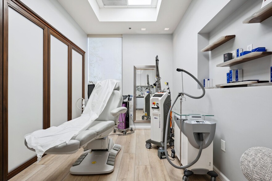 More Photos Of 11189 Sorrento Valley Rd, San Diego Research And Development For Sale