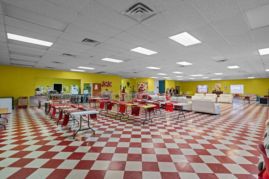 More Photos Of 3904 Delmar Blvd, Saint Louis General Retail For Sale