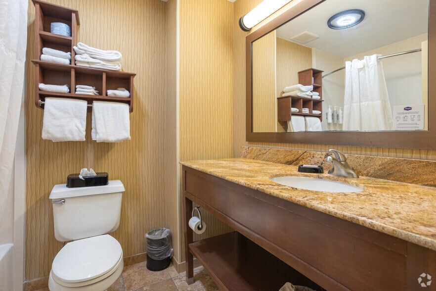 More Photos Of 1150 Riverside Dr, Battle Creek Hotel For Sale