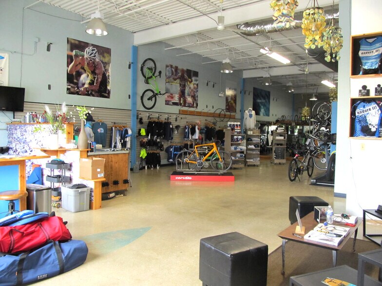 More Photos Of 500-540 W 5th Ave, Naperville Showroom For Lease