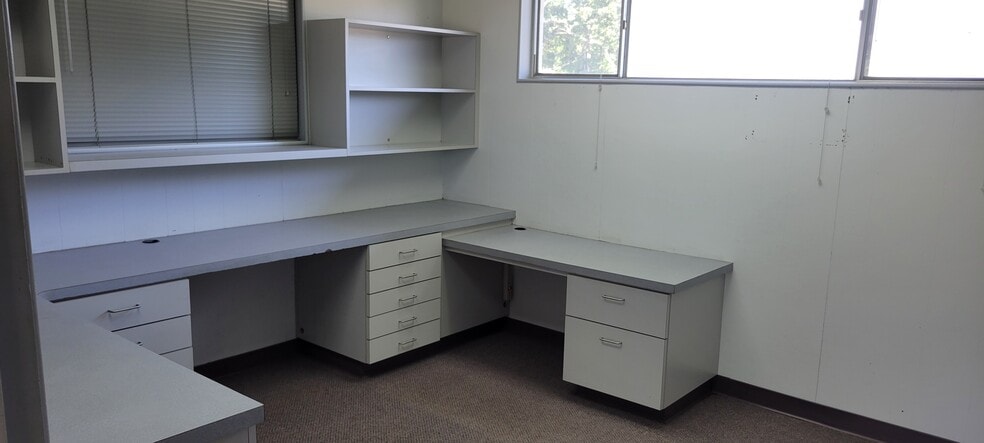 More Photos Of 2820 E Marshall Ave, Longview Light Manufacturing For Lease