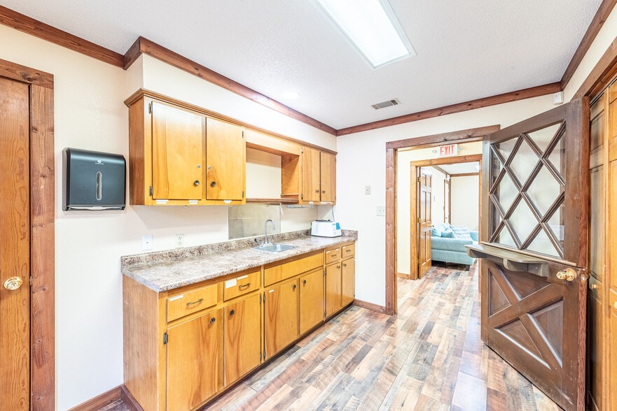 More Photos Of 706 W Barnard St, Glennville Medical For Sale