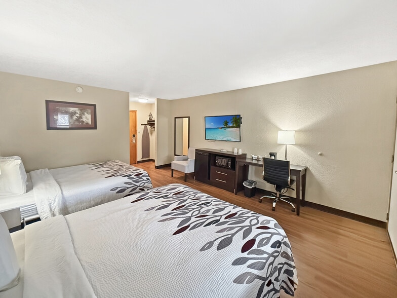 More Photos Of 5020 NE 14th St, Des Moines Hotel For Sale