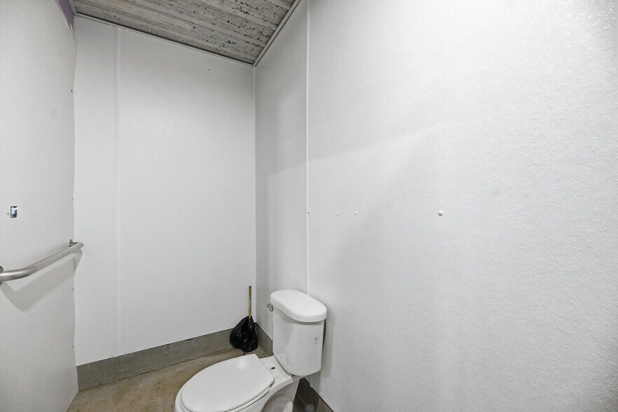 More Photos Of 74 2nd St, Moran Trailer Camper Park For Sale