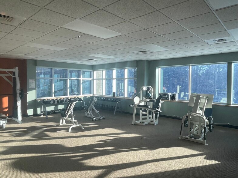 More Photos Of 20-22 Northwestern Dr, Salem Light Distribution For Lease