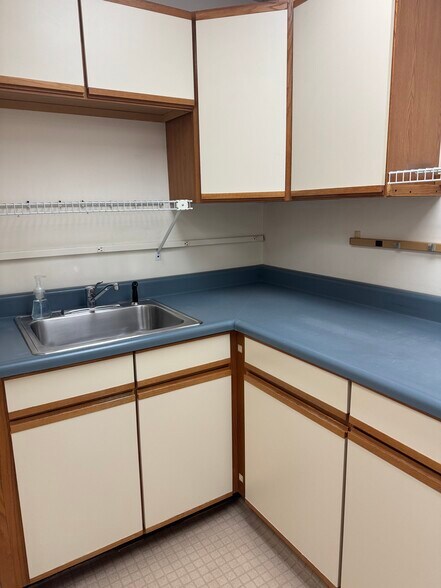 More Photos Of 6 Roberts Ave, Rutland Medical For Sale