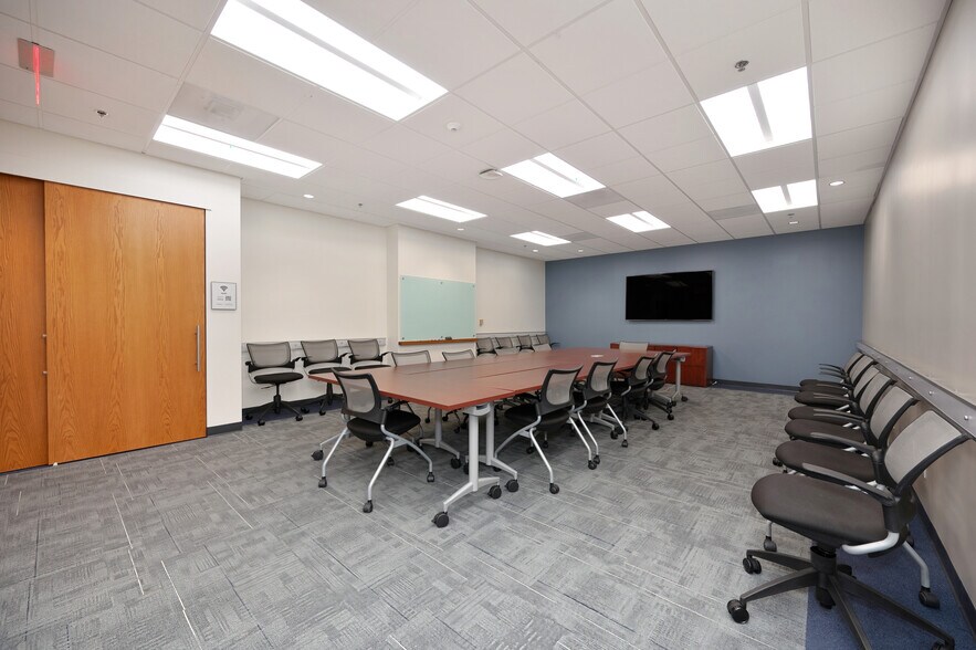 More Photos Of 1425 River Park Dr, Sacramento Office For Lease