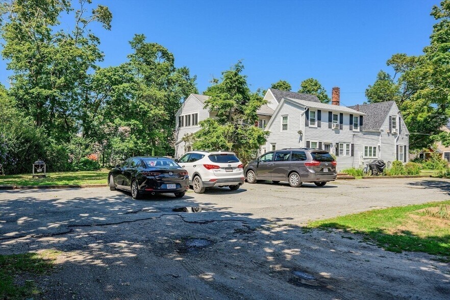 More Photos Of 37 School St, Hyannis Apartments For Sale