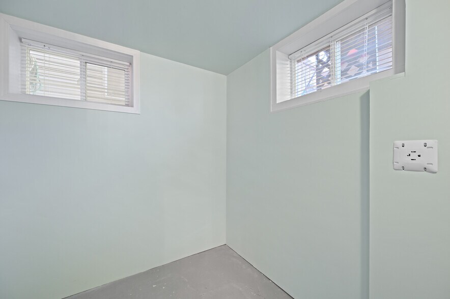 More Photos Of 132 17 Avenue NW, Calgary Office For Sale