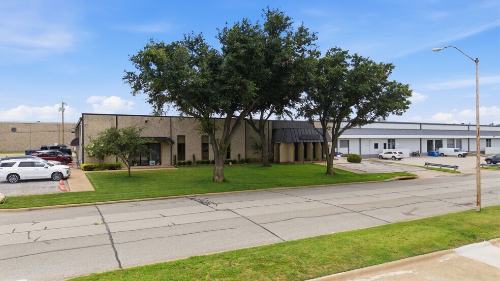 More Photos Of 3130-3140 Towerwood Dr, Farmers Branch Light Manufacturing For Lease