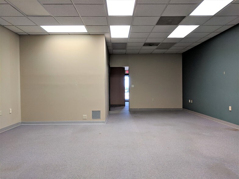 More Photos Of 901 W Main St, El Paso Office For Sale